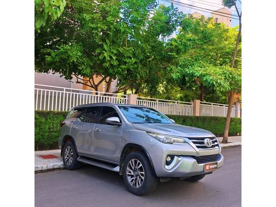 TOYOTA HILUX SW4 2.8 SRX 4X4 7 LUGARES 16V TURBO INTERCOOLER DIESEL 4P AUTOMÁTICO